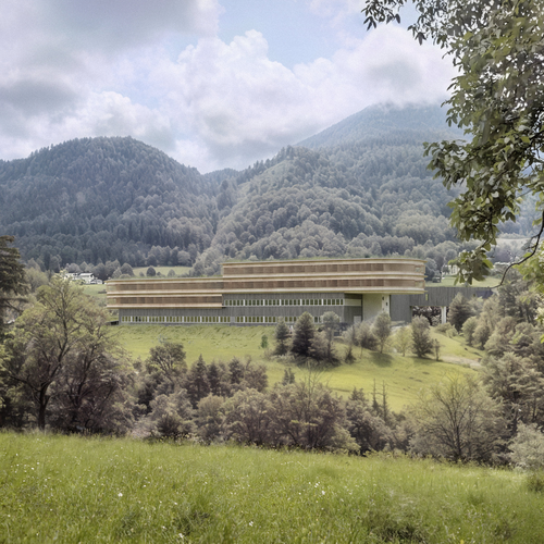 Ein modernes Gebäude mit Holzelementen vor dem Hintergrund üppig grüner Hügel und bewaldeter Berge unter einem bewölkten Himmel.
