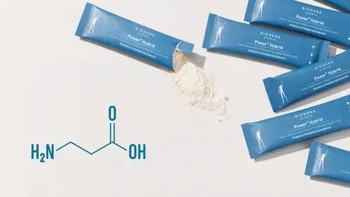 Bolsas azules con polvo «BIOGENA Power3 Hybrid», una de las cuales se ha derramado. A la izquierda se muestra una estructura química.
