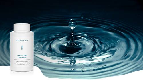 Eine weiße Biogena-Dose mit der Aufschrift „BIOGENA Leber Galle Formula“ neben einer Nahaufnahme eines Wassertropfens, der Wellen auf einer dunkelblauen Oberfläche schlägt.