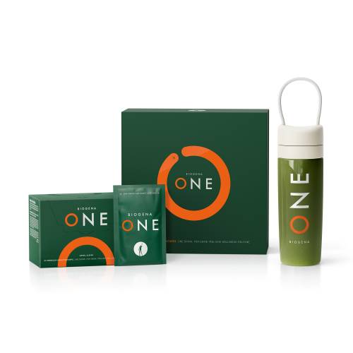 Die grüne Verpackung mit orangefarbenen Akzenten und der Aufschrift „BIOGENA ONE“ enthält eine Schachtel, einen Beutel und eine wiederverwendbare Flasche mit einem weißen Griff.