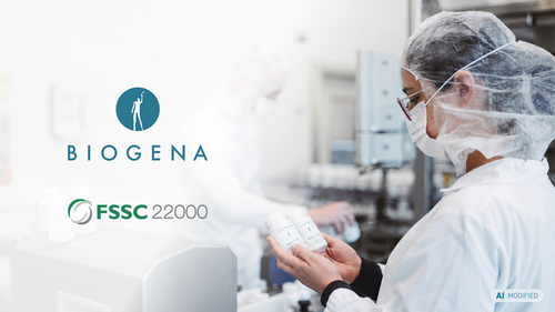 Eine Person in einem Laborkittel und mit Haarnetz untersucht BIOGENA-Flaschen. Das BIOGENA-Logo und die FSSC 22000-Zertifizierung sind zu sehen.