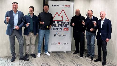 Sechs Männer stehen zusammen und halten Golfbälle vor einem Schild für die Austrian Alpine Open 2025.