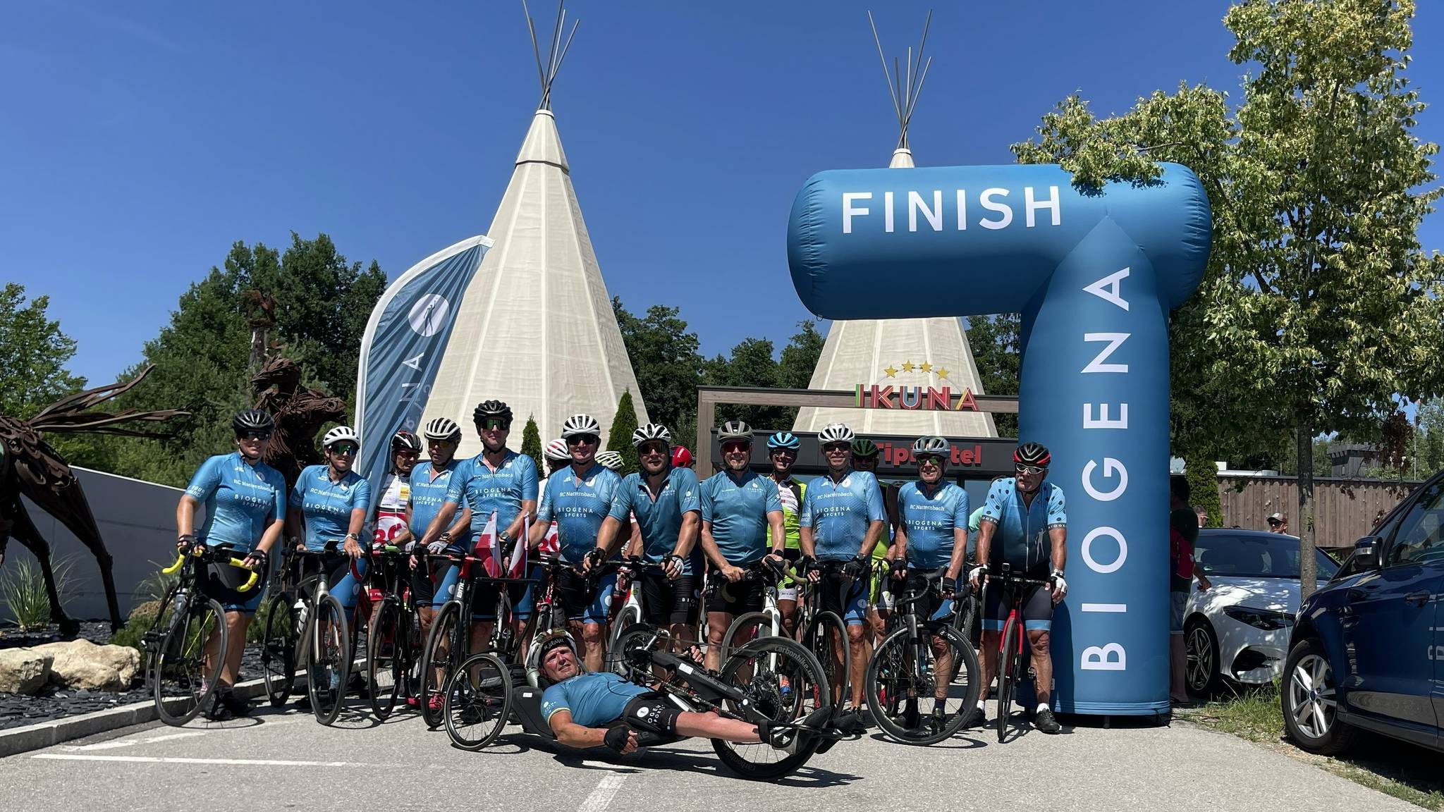 Radfahrer-Gruppe mit BIOGENA-Finish-Tor in Tirol