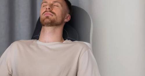 Mann am Beckenbodentrainings Stuhl von BIOGENA