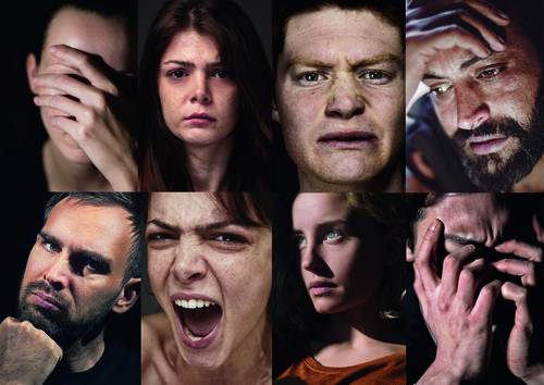 Eine Collage aus acht Personen, die in dramatischer Beleuchtung verschiedene Emotionen zeigen, darunter Angst, Wut, Traurigkeit und Frustration