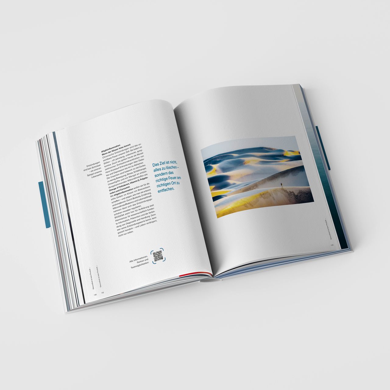 aufgeschlagenes Buch, bedruckte Seiten, Textspalten, QR-Code, ganzseitiges Foto, Seitenstapel, weißer Untergrund