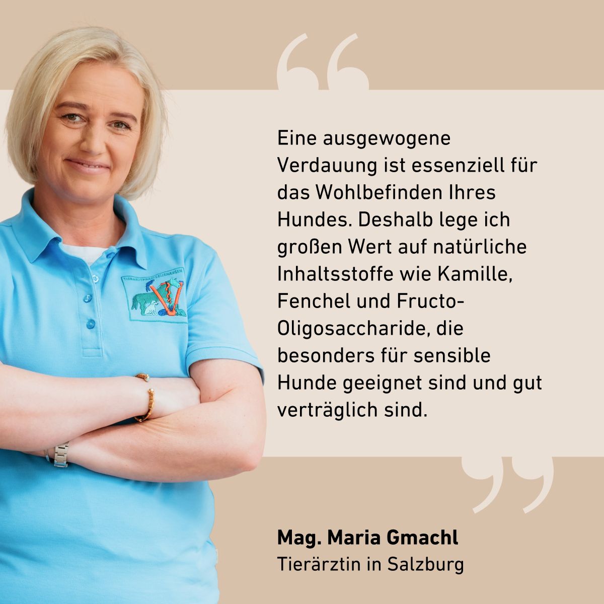 Frau im blauen Poloshirt, verschränkte Arme, englischer Textblock, Mag. Maria Gmachl