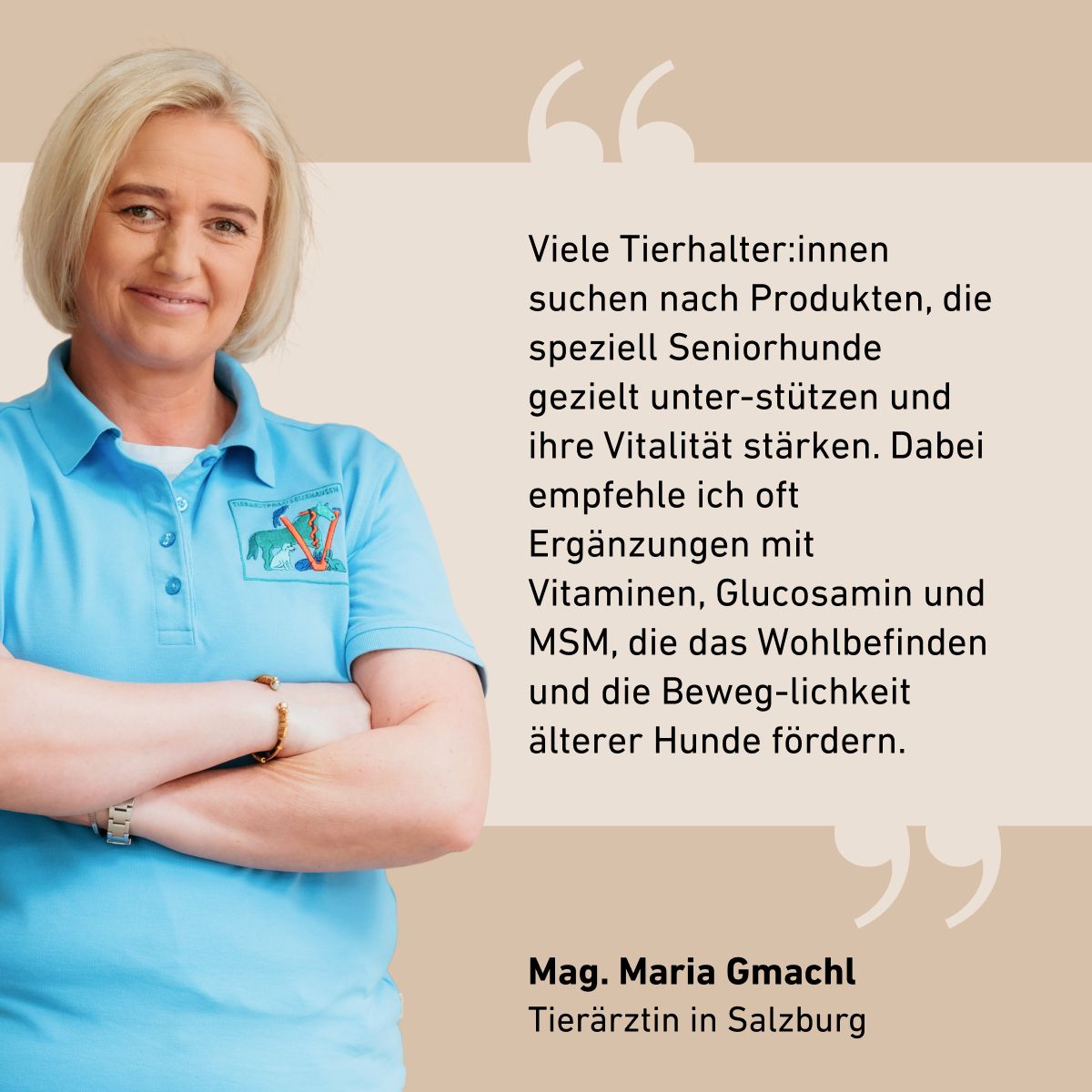 Frau im blauen Poloshirt, verschränkte Arme, englischer Textblock, beiger Hintergrund