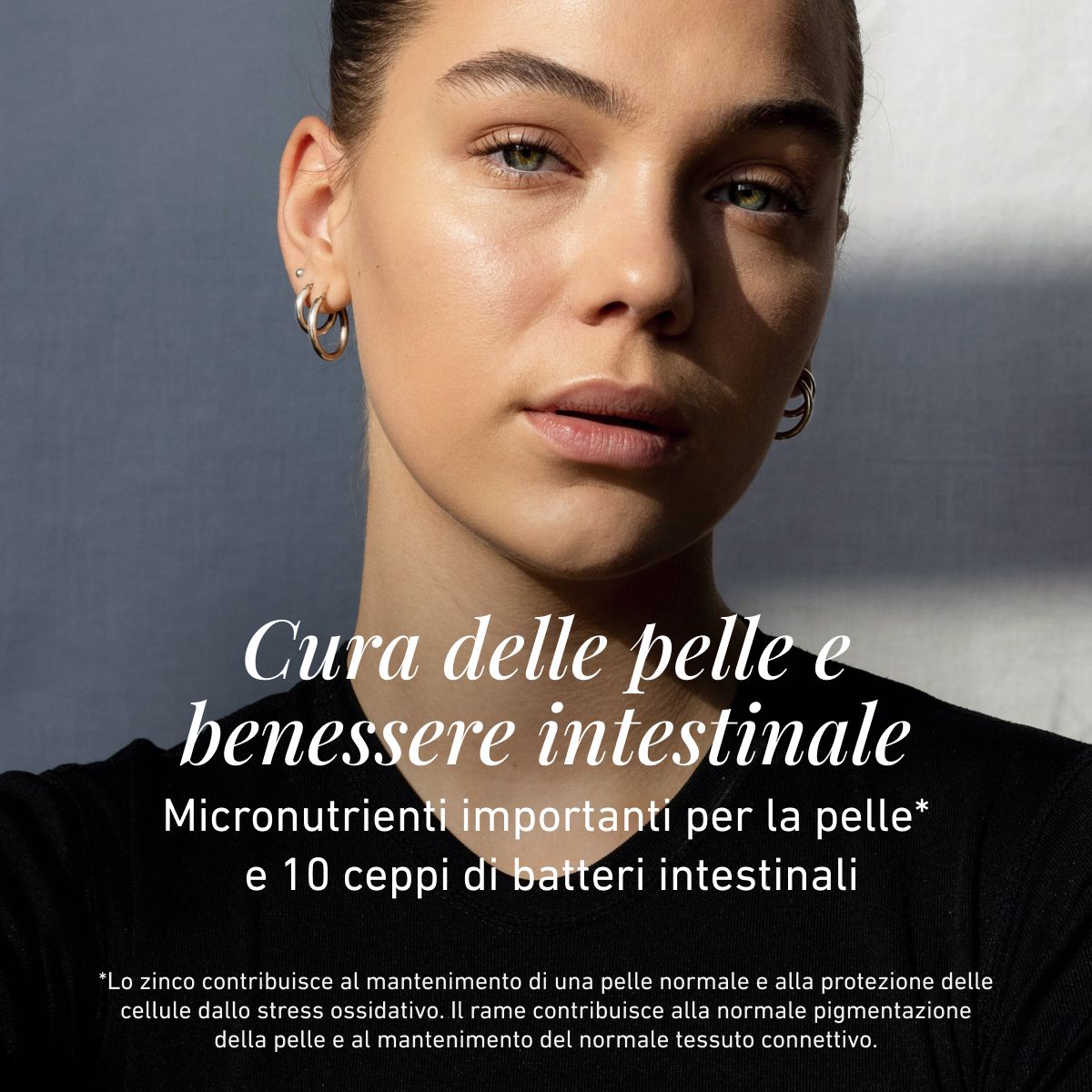 Ritratto di una persona su sfondo scuro. L’immagine evidenzia cura della pelle e microbiota intestinale con micronutrienti rilevanti per la pelle e 10 ceppi di batteri intestinali.