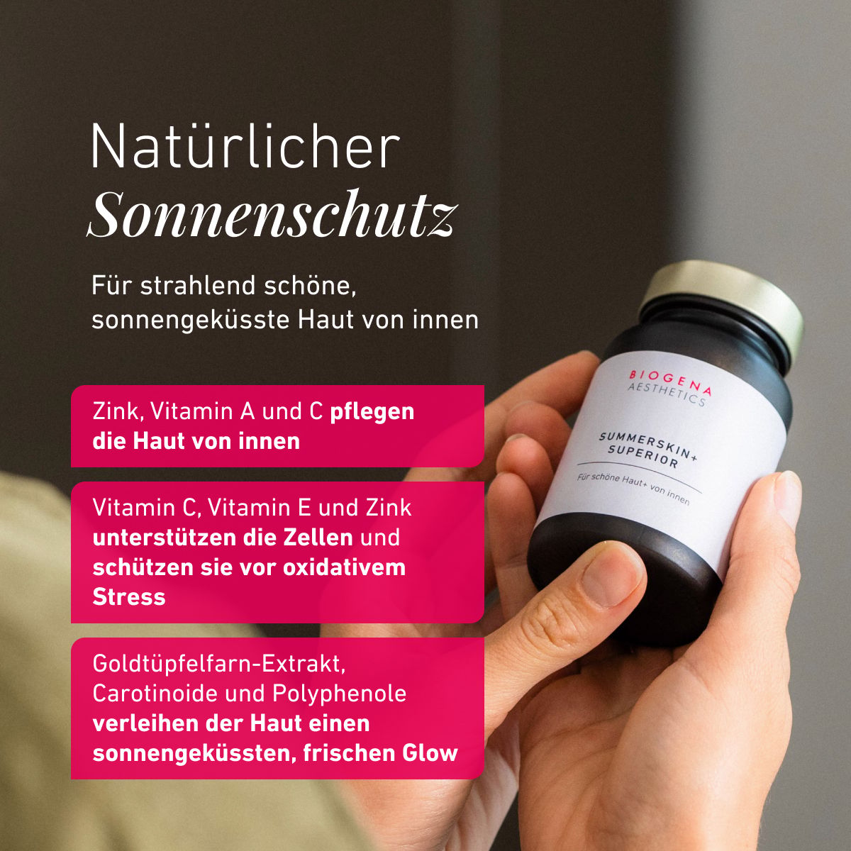 Osoba trzyma opakowanie SUMMERSKIN+ SUPERIOR w dłoniach. Grafika podkreśla mikroskładniki i składniki roślinne wspierające pielęgnację skóry od wewnątrz, ochronę komórek i świeży blask skóry.