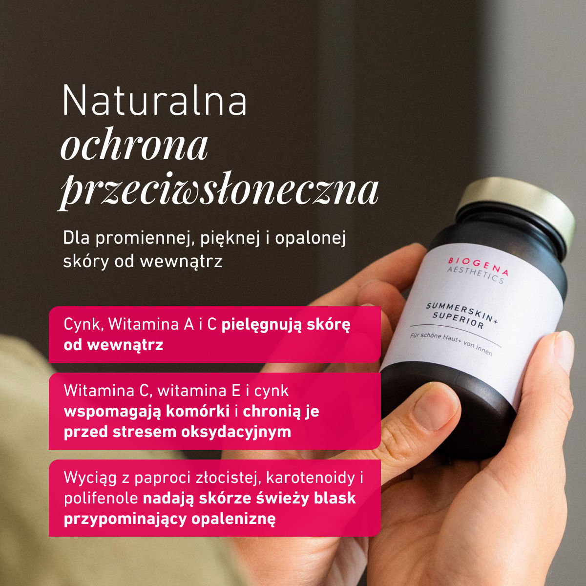 Osoba trzyma opakowanie SUMMERSKIN+ SUPERIOR w dłoniach. Grafika podkreśla mikroskładniki i składniki roślinne wspierające pielęgnację skóry od wewnątrz, ochronę komórek i świeży blask skóry.