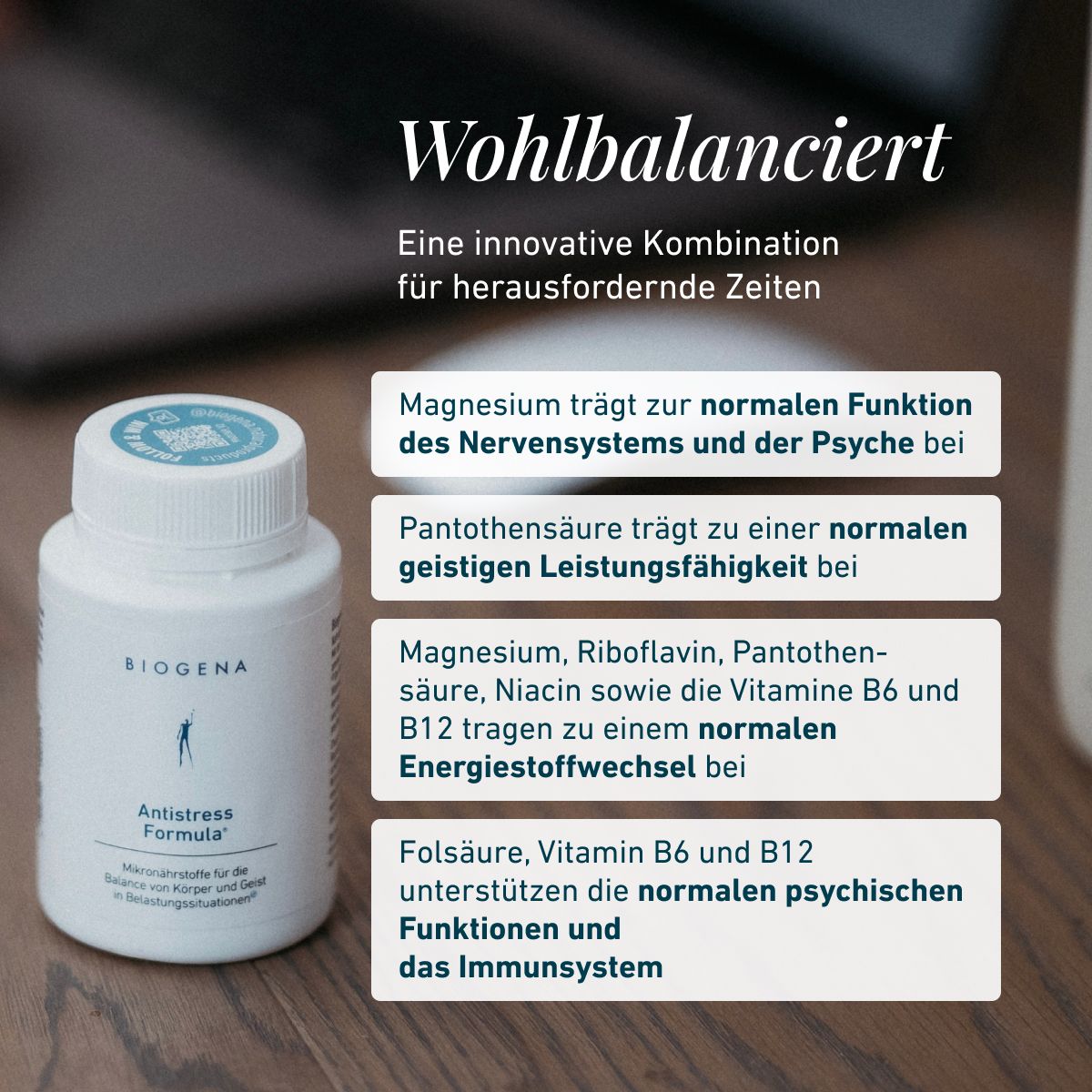 Fľaša BIOGENA Antistress Formula® na stole spolu s informáciami o účinkoch jednotlivých zložiek. Horčík prispieva k normálnemu fungovaniu nervového systému a psychiky, zatiaľ čo kyselina pantoténová prispieva k normálnej