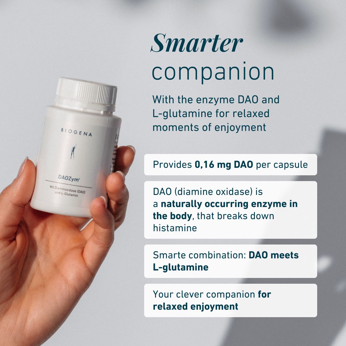 Hand holding DAOZym® bottle, text: „Smart companion with DAO and L-Glutamine for relaxed enjoyment moments.