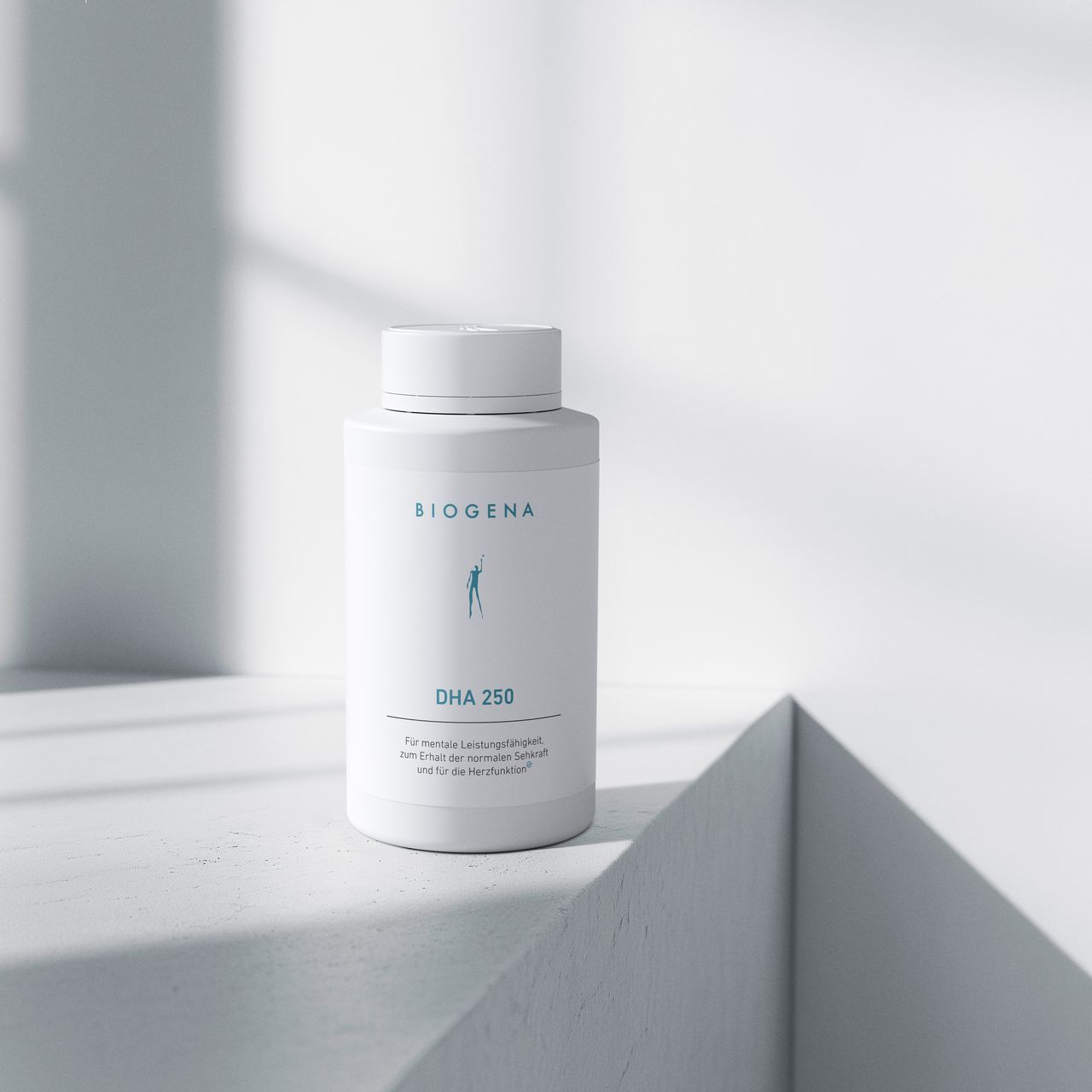 BIOGENA DHA 250 botella de plástico, superficie blanca, sombras, bloque geométrico