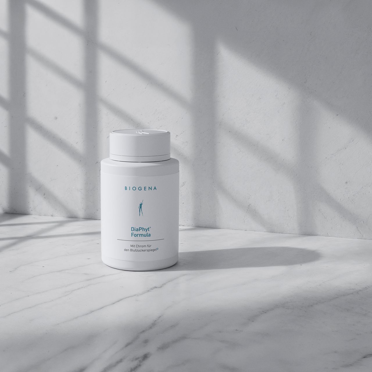 BIOGENA DiaPhyt Formula flacon plastique, surface en marbre, mur gris, ombres de fenêtre