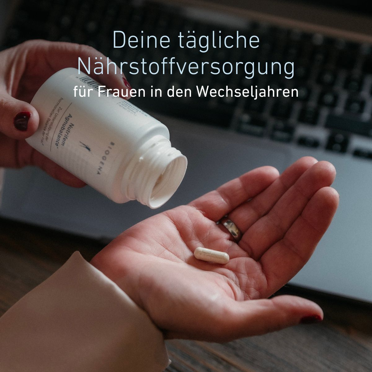 Nutrifem Agnubalance® od BIOGENA – denný doplnok výživy pre ženy v menopauze. Kapsula sa vysypáva do dlane, symbol každodennej podpory príjmu živín a hormonálnej rovnováhy.