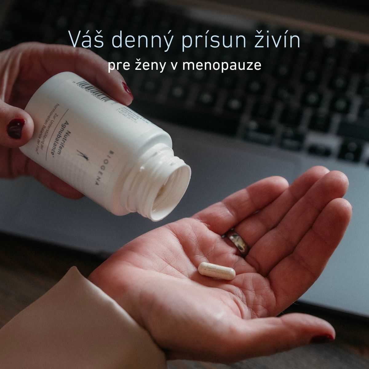 Nutrifem Agnubalance® od BIOGENA – denný doplnok výživy pre ženy v menopauze. Kapsula sa vysypáva do dlane, symbol každodennej podpory príjmu živín a hormonálnej rovnováhy.