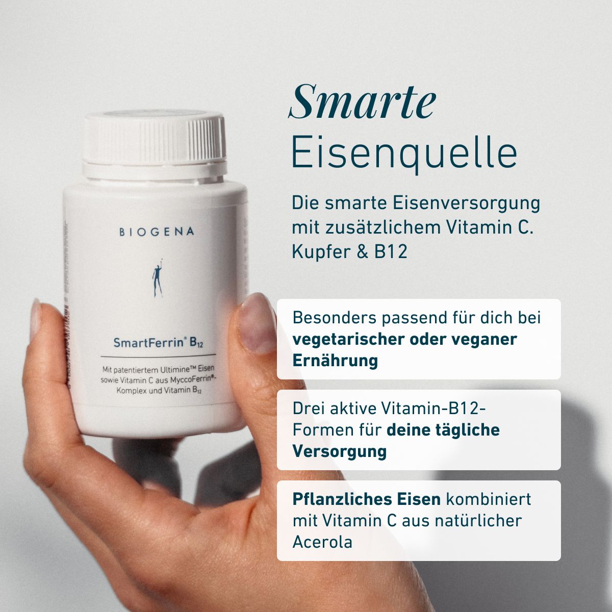 Opakowanie BIOGENA SmartFerrin B12 trzymane w dłoni, z informacjami o inteligentnym uzupełnianiu żelaza z witaminą C, miedzią i witaminą B12.