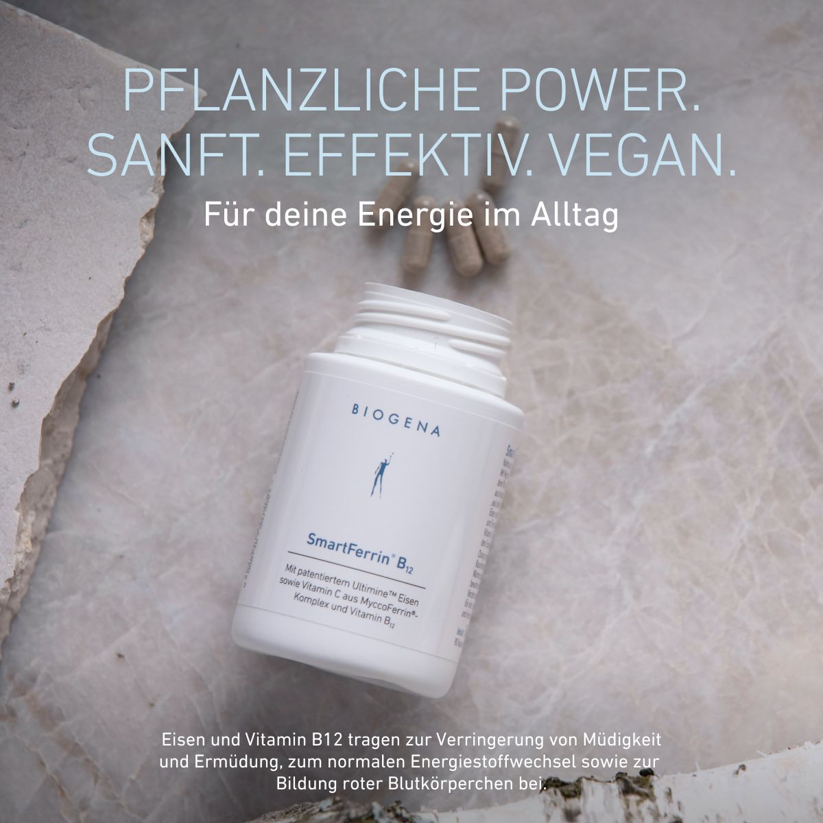 Opakowanie BIOGENA SmartFerrin B12 na kamiennej powierzchni z kapsułkami, z informacją o roślinnym, wegańskim wsparciu żelaza dla codziennej energii.