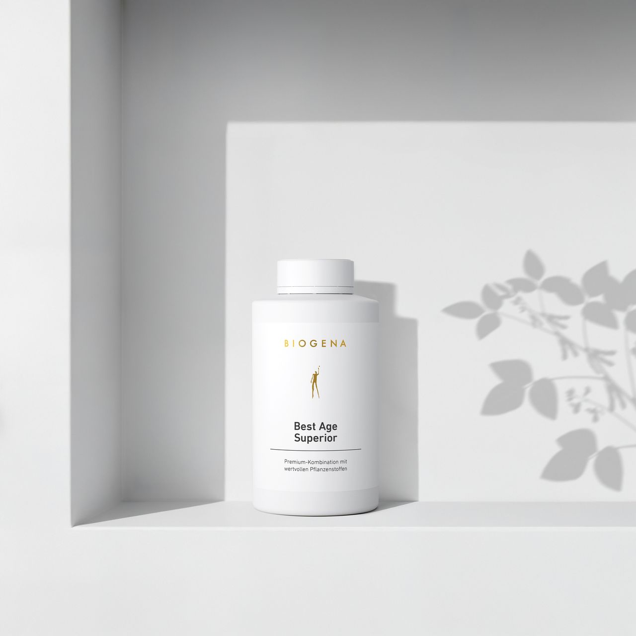 BIOGENA Best Age Superior Nahrungsergänzungsmittel in weißer Dose auf minimalistischem Hintergrund mit Pflanzenschatten. Premium-Kombination mit wertvollen Pflanzenstoffen.