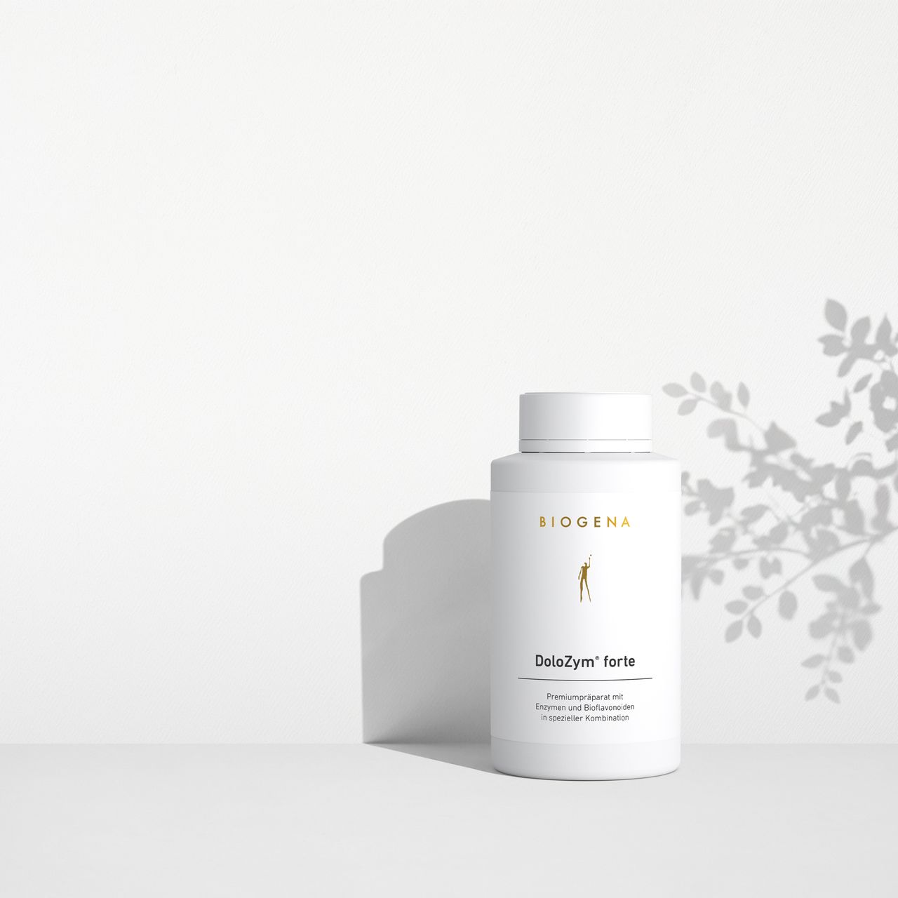 BIOGENA DoloZym forte Nahrungsergänzungsmittel in weißer Dose auf minimalistischem Hintergrund mit Pflanzenschatten. Premiumpräparat mit Enzymen und Bioflavonoiden.