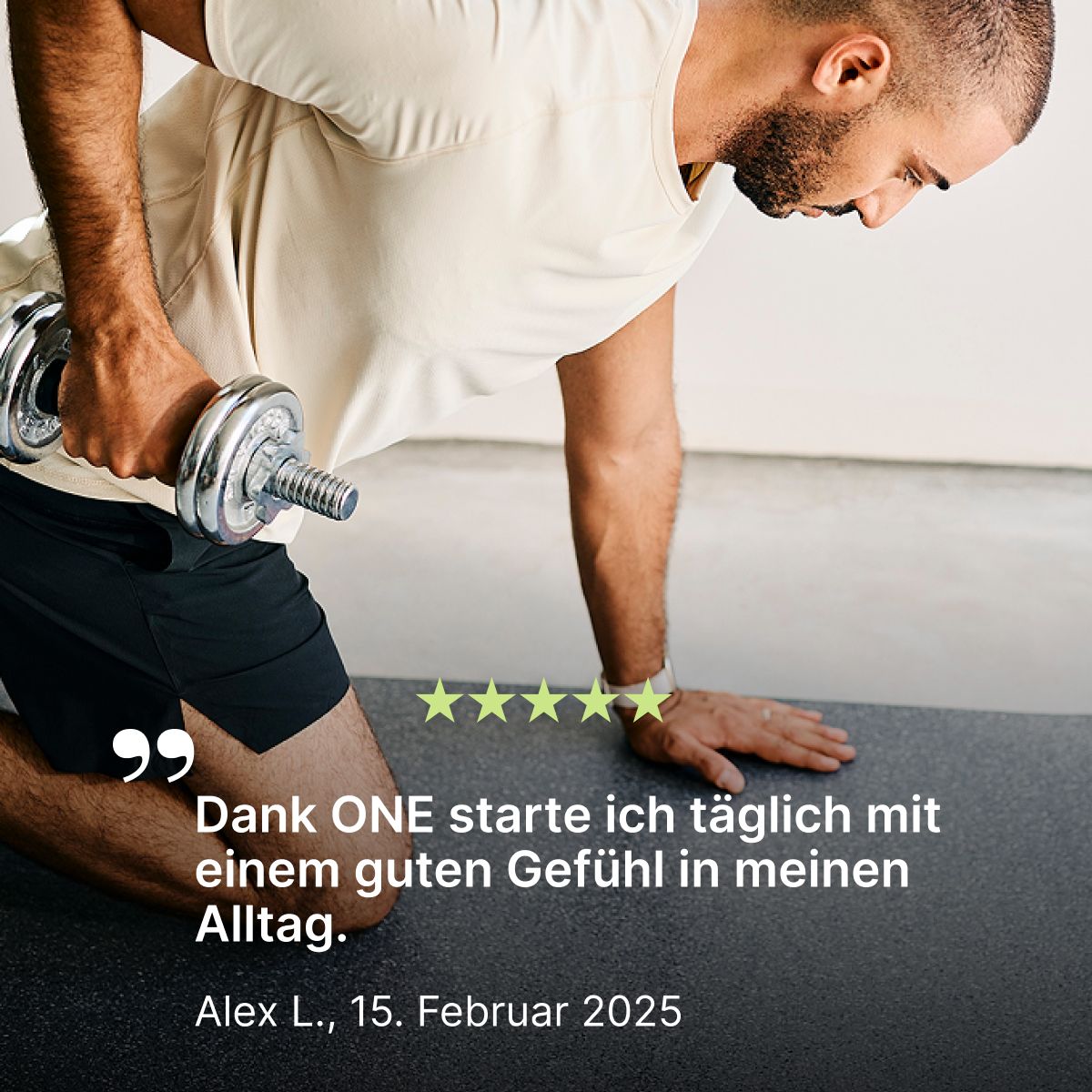 Sportlicher Mann beim Training mit Kurzhantel im Fitnessstudio. Kundenbewertung mit fünf Sternen zu BIOGENA ONE: „Dank BIOGENA ONE starte ich täglich mit einem guten Gefühl in meinen Alltag.“