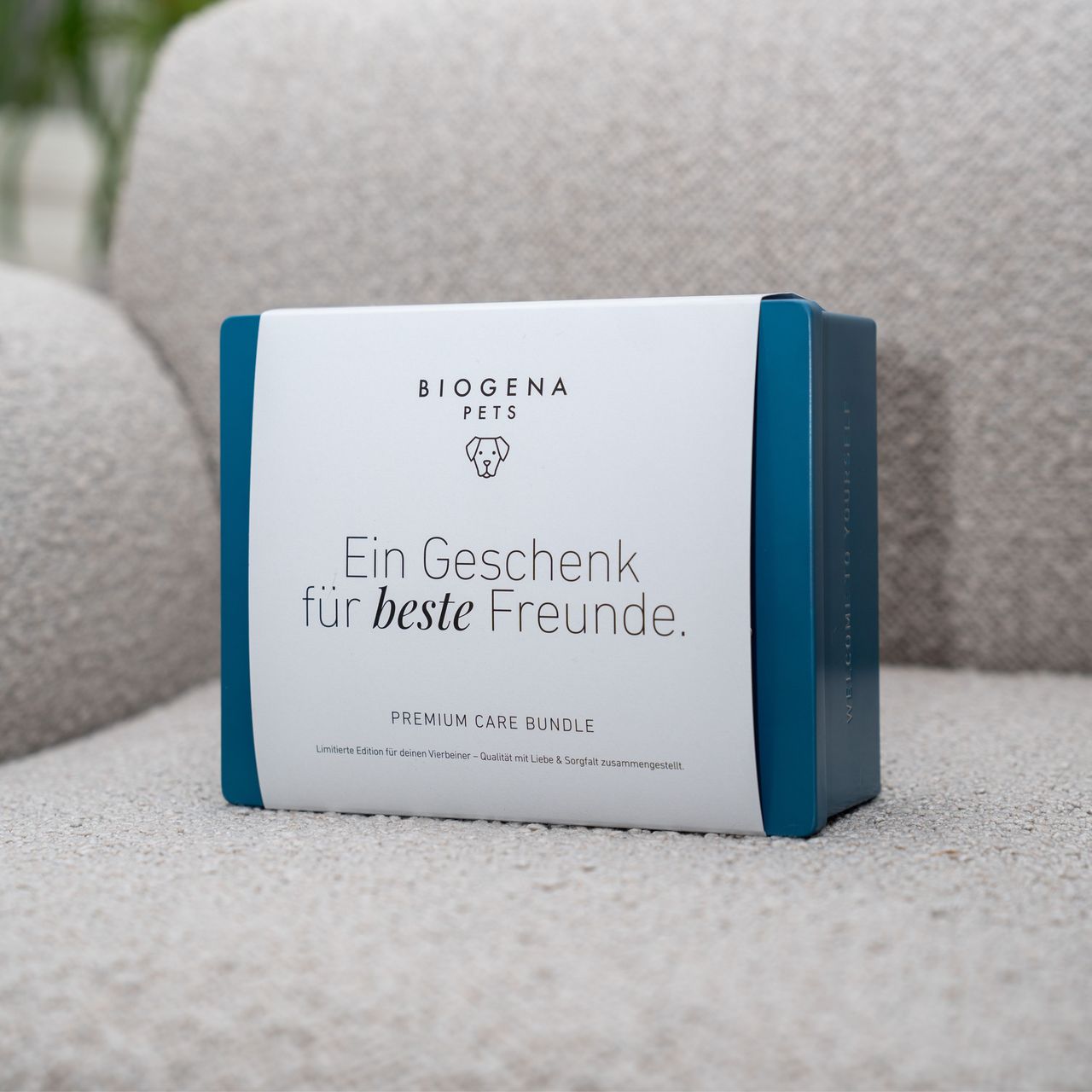 BIOGENA PETS Premium Care Bundle, Kartonbox auf grauem Sofa