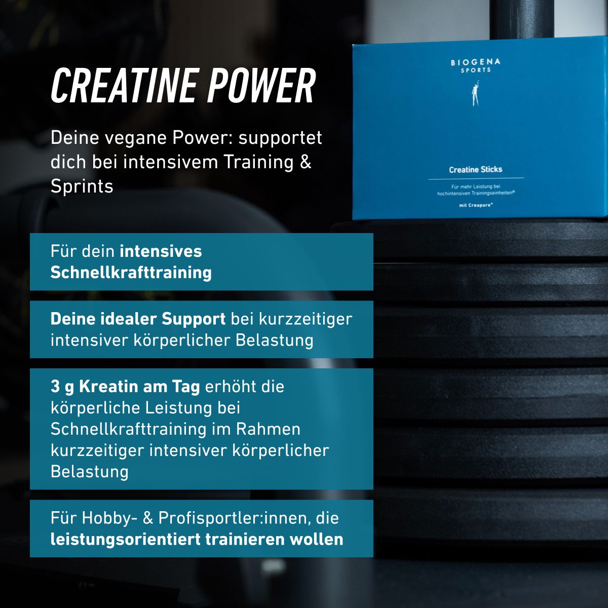 Balenie BIOGENA SPORTS Creatine Sticks pri tréningovom vybavení. Kreatín je určený na podporu výkonu pri krátkodobej, intenzívnej fyzickej záťaži; denná dávka 3 g kreatínu zvyšuje fyzický výkon pri silovom tréningu.