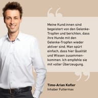Mann im weissen Hemd, beigefarbener Hintergrund, englischer Text, Timo-Arian Kofler