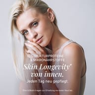 blonde Frau im Porträt, Hand am Gesicht, helles ärmelloses Oberteil, grauer Hintergrund, polnischer Text eingeblendet