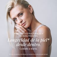 mujer rubia en retrato, mano en el rostro, top claro sin mangas, fondo gris, texto polaco superpuesto