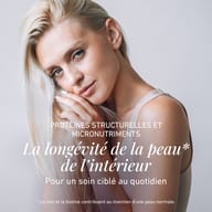 femme blonde en portrait, main sur le visage, haut clair sans manches, fond gris, texte polonais superposé