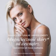blond kobieta w portrecie, dłoń przy twarzy, jasny top bez rękawów, szare tło, polski tekst nałożony na obraz