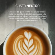 Tazza di caffè con latte art. Testo: collagene dal gusto neutro, ideale per un uso quotidiano. Si scioglie facilmente in acqua, caffè, tè o frullati senza alterarne il sapore.