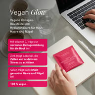 Scena lifestyle z laptopem, kawą i saszetką ProKollagen & Hyaluron+ na notesie. Tekst podkreśla roślinne składniki kolagenowe, kwas hialuronowy, witaminę C, cynk, selen oraz formułę wspierającą skórę, włosy i paznokcie.