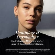 Portret osoby na ciemnym tle. Grafika podkreśla pielęgnację skóry i mikroflorę jelitową dzięki mikroskładnikom wspierającym skórę oraz 10 szczepom bakterii jelitowych.
