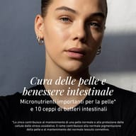 Ritratto di una persona su sfondo scuro. L’immagine evidenzia cura della pelle e microbiota intestinale con micronutrienti rilevanti per la pelle e 10 ceppi di batteri intestinali.