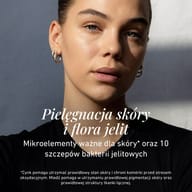 Portret osoby na ciemnym tle. Grafika podkreśla pielęgnację skóry i mikroflorę jelitową dzięki mikroskładnikom wspierającym skórę oraz 10 szczepom bakterii jelitowych.