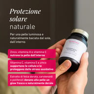 Una persona tiene in mano un flacone di SUMMERSKIN+ SUPERIOR. L’immagine evidenzia micronutrienti e sostanze vegetali che supportano la cura della pelle dall’interno, la protezione cellulare e un aspetto luminoso.