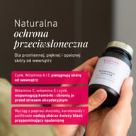 Osoba trzyma opakowanie SUMMERSKIN+ SUPERIOR w dłoniach. Grafika podkreśla mikroskładniki i składniki roślinne wspierające pielęgnację skóry od wewnątrz, ochronę komórek i świeży blask skóry.