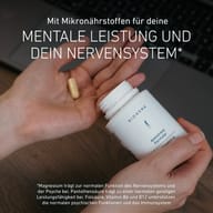 Osoba drží otvorenú fľašu BIOGENA Antistress Formula® a kapsulu v dlani. Formula s mikroživinami podporuje duševnú výkonnosť, normálne fungovanie nervového systému a normálne psychické funkcie.