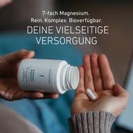Osoba si vysýpa kapsulu z balenia BIOGENA Siebensalz Magnesium do dlane. Produkt kombinuje sedem foriem horčíka pre všestranný príjem horčíka.
