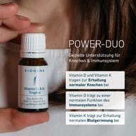 Una persona tiene in mano il flacone delle gocce BIOGENA Vitamina D₃ & K₂. Il testo descrive il supporto di vitamina D e K per ossa normali, il sistema immunitario e una normale coagulazione del sangue.