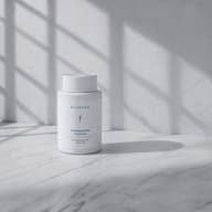 BIOGENA Ashwagandha Formula, Kunststoffdose, Marmorplatte, helle Wand, Fensterschatten