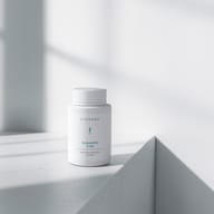 BIOGENA Astaxanthin 4 mg, flacone bianco, su piano chiaro, parete bianca, ombre