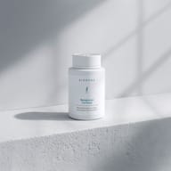 BIOGENA Betaglucan Formula, frasco de plástico, encimera gris, fondo claro, sombras