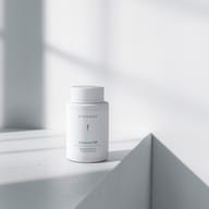 BIOGENA Colostrum 300, flacon en plastique, surface blanche, mur, ombres, arête
