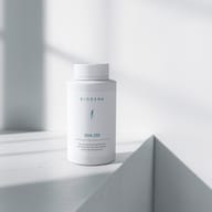 BIOGENA DHA 250 botella de plástico, superficie blanca, sombras, bloque geométrico