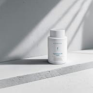 Biogena DigestioCym 200 vegan Dose, weiße Oberfläche, graue Wand, Licht- und Schattenspiel