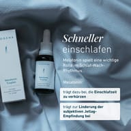 Flacone Biogena Melatonin Tropfen con contagocce accanto alla confezione su tessuto blu, testo indica benefici: riduce il tempo per addormentarsi, allevia la sensazione soggettiva di jetlag.